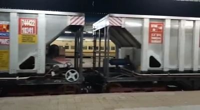 रेलमंत्री ने देश की पहली एल्युमिनियम रैक वाली माल गाड़ी को दिखाई हरी झंडी