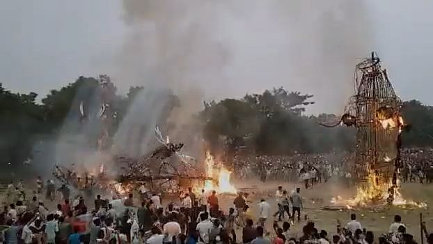 <div class="paragraphs"><p>Haryana में भीड़ पर गिरा जलता हुआ रावण का पुतला, कोई हताहत नहीं</p></div>