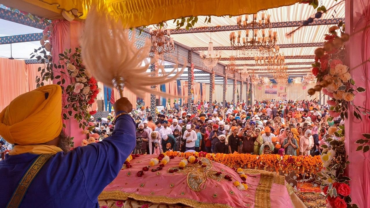 <div class="paragraphs"><p>कानपुर में गुरु नानक देव की 553वीं जयंती समारोह के दौरान श्रद्धालु</p></div>