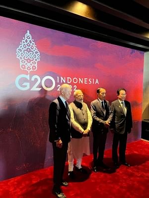 प्रधानमंत्री कार्यालय ने विश्व नेताओं के साथ उनकी बैठकों की कई तस्वीरें साझा कीं.