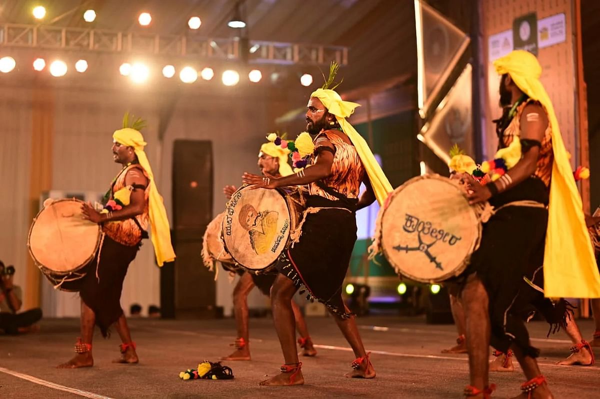 राष्ट्रीय आदिवासी नृत्य फेस्टिवल में किन समुदायों को मिलाकर पुरस्कार?