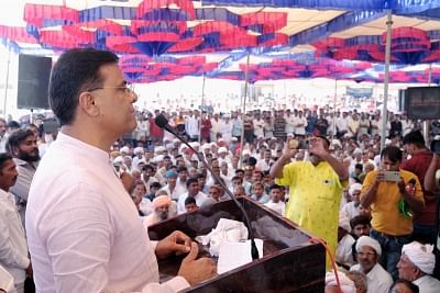 गुजरात इकाई के अध्यक्ष सी.आर. पाटिल ने पार्टी विरोधी गतिविधियों का हवाला देते हुए 12 और बागियों को निलंबित कर दिया.