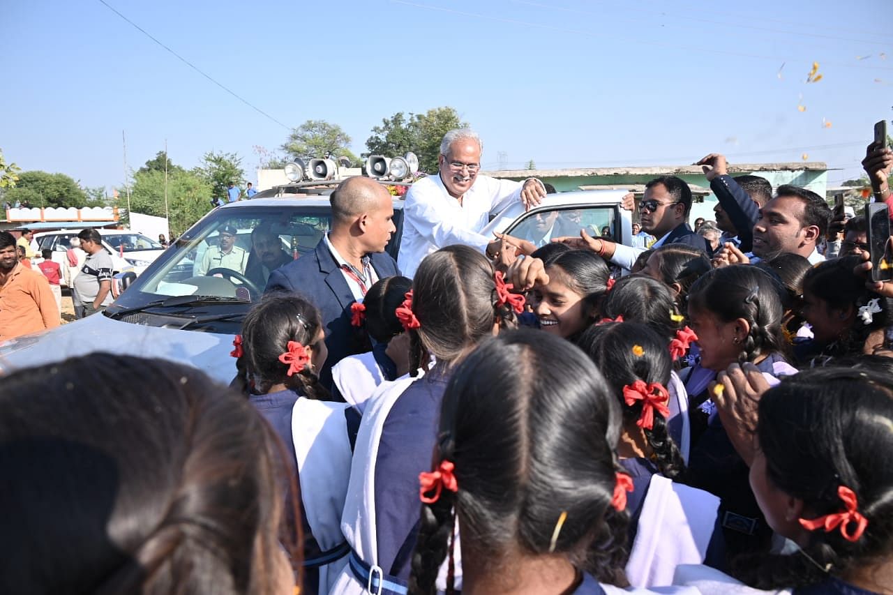 <div class="paragraphs"><p>स्कूली बच्चों को देखकर मुख्यमंत्री भूपेश बघेल ने काफिले को रुकवाया और उनसे मुलाक़ात की.</p></div>