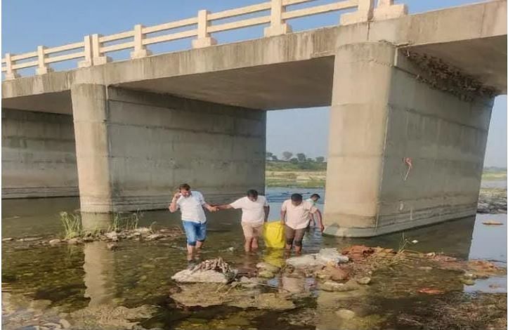 Dungarpur: भबराना पुल के पास से निकलने वाले लोगों ने पानी के बीचों-बीच एक लावारिस कार्टन पड़ा देखा.
