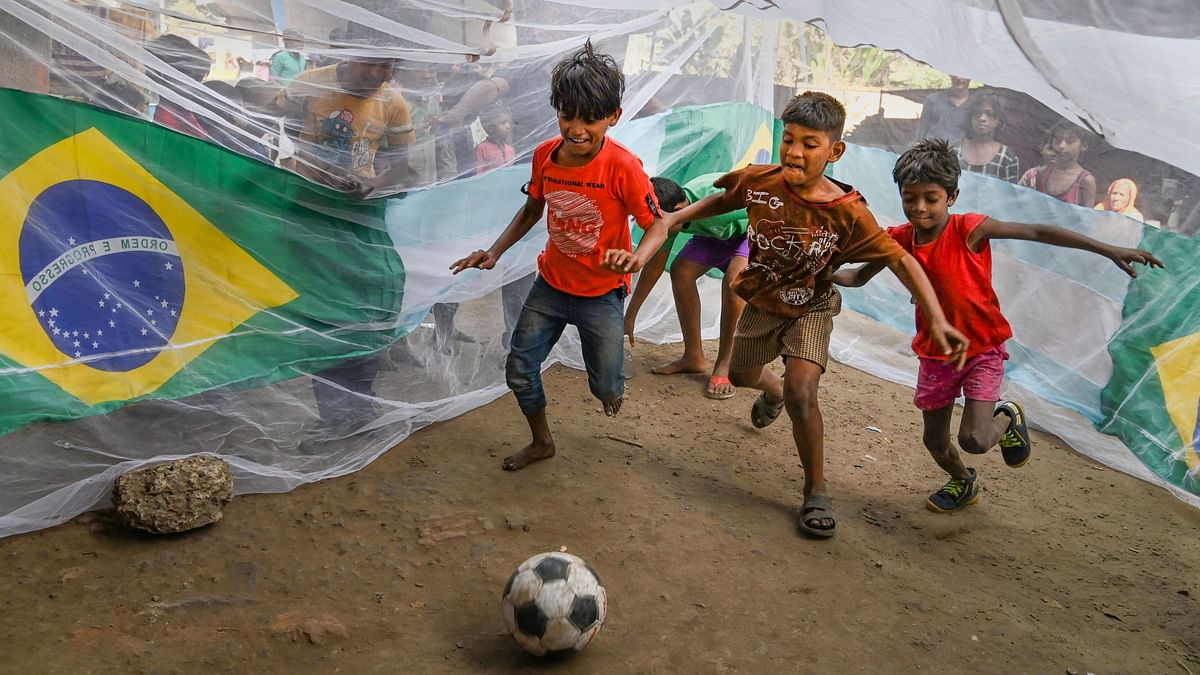 FIFA World Cup 2022: कोलकाता से मुंबई तक चढ़ा फीफा फीवर, देखें-तस्वीरें