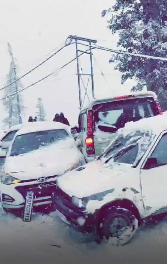 Himachal Pradesh Travel Guide: हिमाचल में कई बार बर्फबारी सैलानियों के लिए मुसीबत बन जाती है.