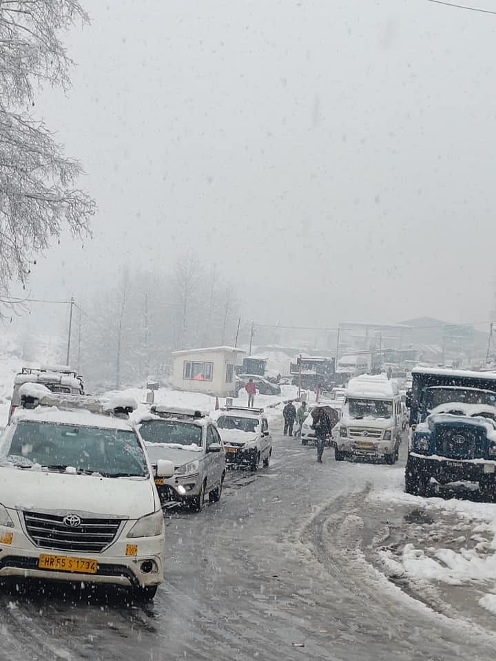 Himachal Pradesh Travel Guide: हिमाचल में कई बार बर्फबारी सैलानियों के लिए मुसीबत बन जाती है.
