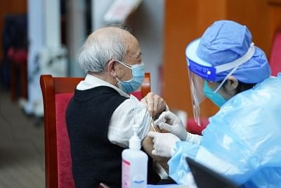China: 60 वर्ष से अधिक के लगभग 24 मिलियन लोगों को नहीं लगा कोरोना टीका