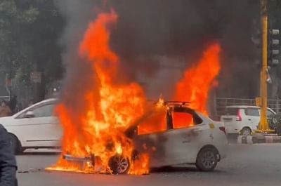 <div class="paragraphs"><p>Delhi: आईटीओ के पास कार में लगी आग, टला बड़ा हादसा</p></div>