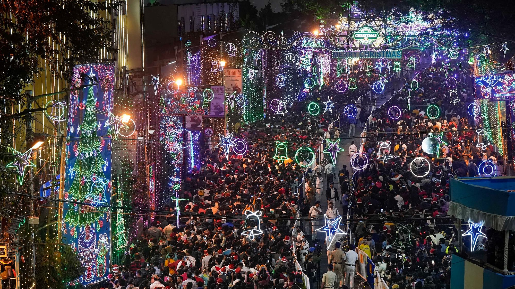 <div class="paragraphs"><p>Christmas 2022 Celebration Photos: कोलकाता के मार्केट में क्रिसमस की भीड़</p></div>