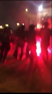 मोरक्को के झंडे में लिपटे लगभग 100 फैंस ने ब्रसेल्स साउथ स्टेशन के पास पुलिस पर जलते हुए पटाखे और अन्य सामान फेंके.