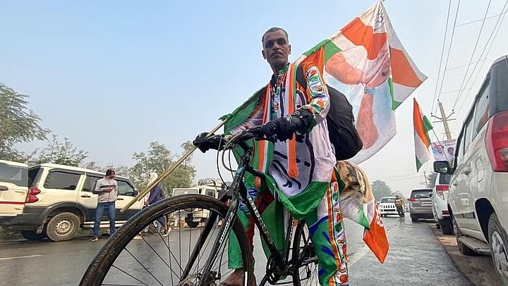 Bharat Jodo Yatra के कारवां के साथ नितिन गणपत नंदोदकर पिछले दो महीनों से अपनी साइकिल से सफर कर रहे 