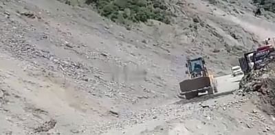 जम्मू-श्रीनगर: पहाड़ों गिरा पत्थर, एक की मौत, दो लोग घायल