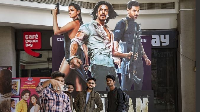 Pathaan review: बॉक्स ऑफिस पर छा गए शाहरुख, लोग बोले-ब्लॉकबस्टर' फिल्म  