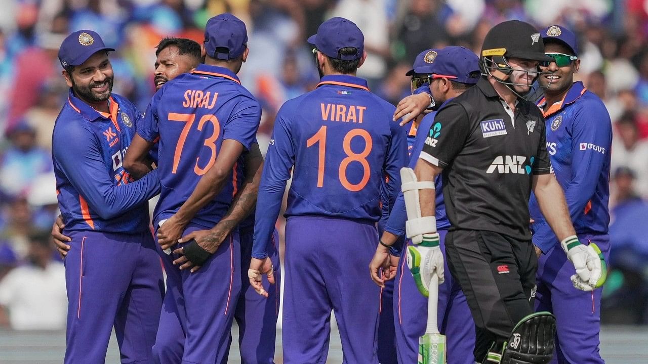 <div class="paragraphs"><p>भारत और न्यूजीलैंड के बीच वनडे सीरीज का दूसरा मुकाबला भारत ने आठ विकेट से जीत लिया.</p></div>