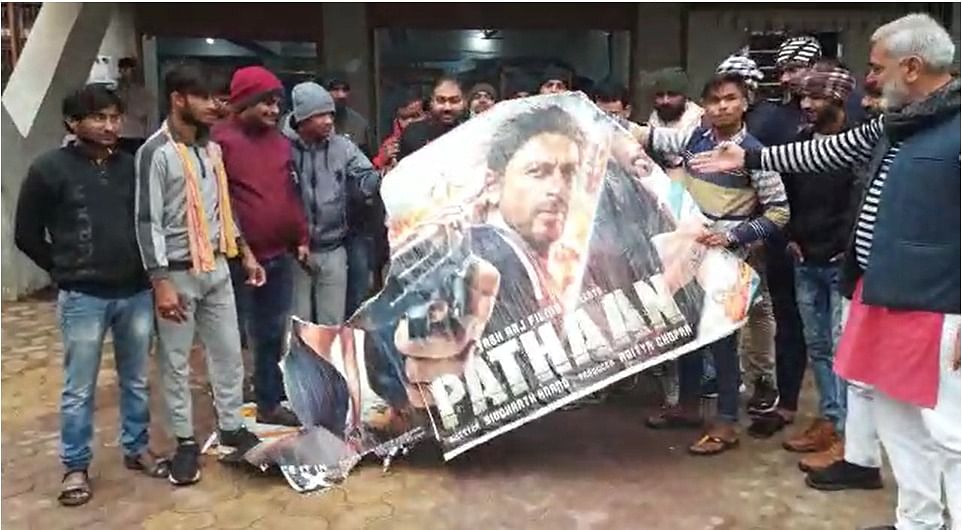 <div class="paragraphs"><p>Madhya Pradesh के मुरैना में फिल्म Pathaan का पोस्टर फाड़ते हिंदुत्ववादी संगठन</p></div>