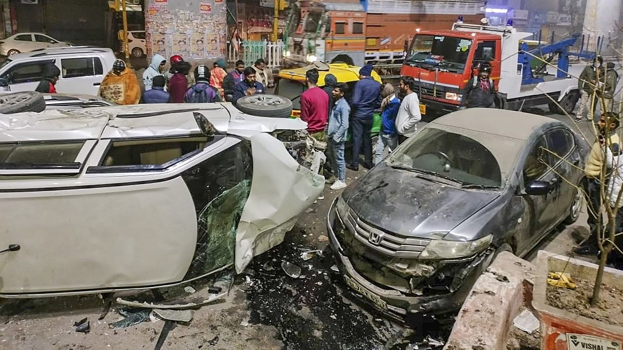<div class="paragraphs"><p>दिल्ली पुलिस के ASI की कार ने पीसीआर वैन समेत छह वाहनों को टक्कर मारी; कई घायल</p></div>