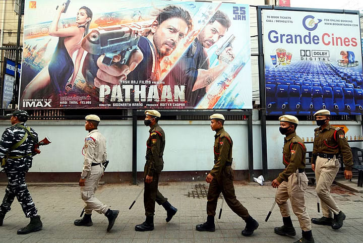 Shahrukh Khan की फिल्म पठान का पोस्टर 2018 की फोटो में एडिटिंग के जरिए जोड़ा गया