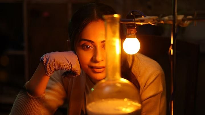 'छत्रीवाली' रिव्यू: गंभीर और महत्वपूर्ण संदेश देने के बावजूद भी एक सुस्त फिल्म
