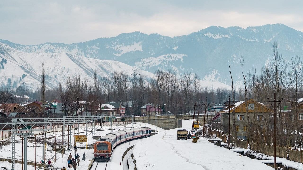 <div class="paragraphs"><p>जम्मू-कश्मीर में बर्फ के बीच भारतीय रेलवे</p></div>