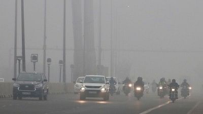 <div class="paragraphs"><p>दिल्ली में 2 डिग्री तक गिरा तापमान, कोहरे से सड़कों पर रेंग रही गाड़ियां</p></div>