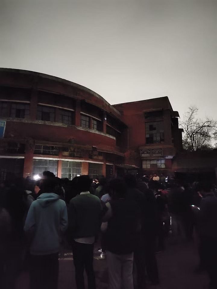 JNU कैंपस में रात 8.30 बजे ही बिजली कटी, छात्रों का आरोप- स्क्रीनिंग वेन्यू पर पथराव किया गया