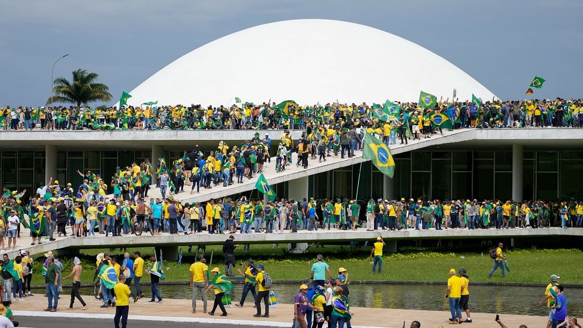 Brazil: Jair Bolsonaro के समर्थकों का संसद भवन में तोड़फोड़, कई गिरफ्तार 