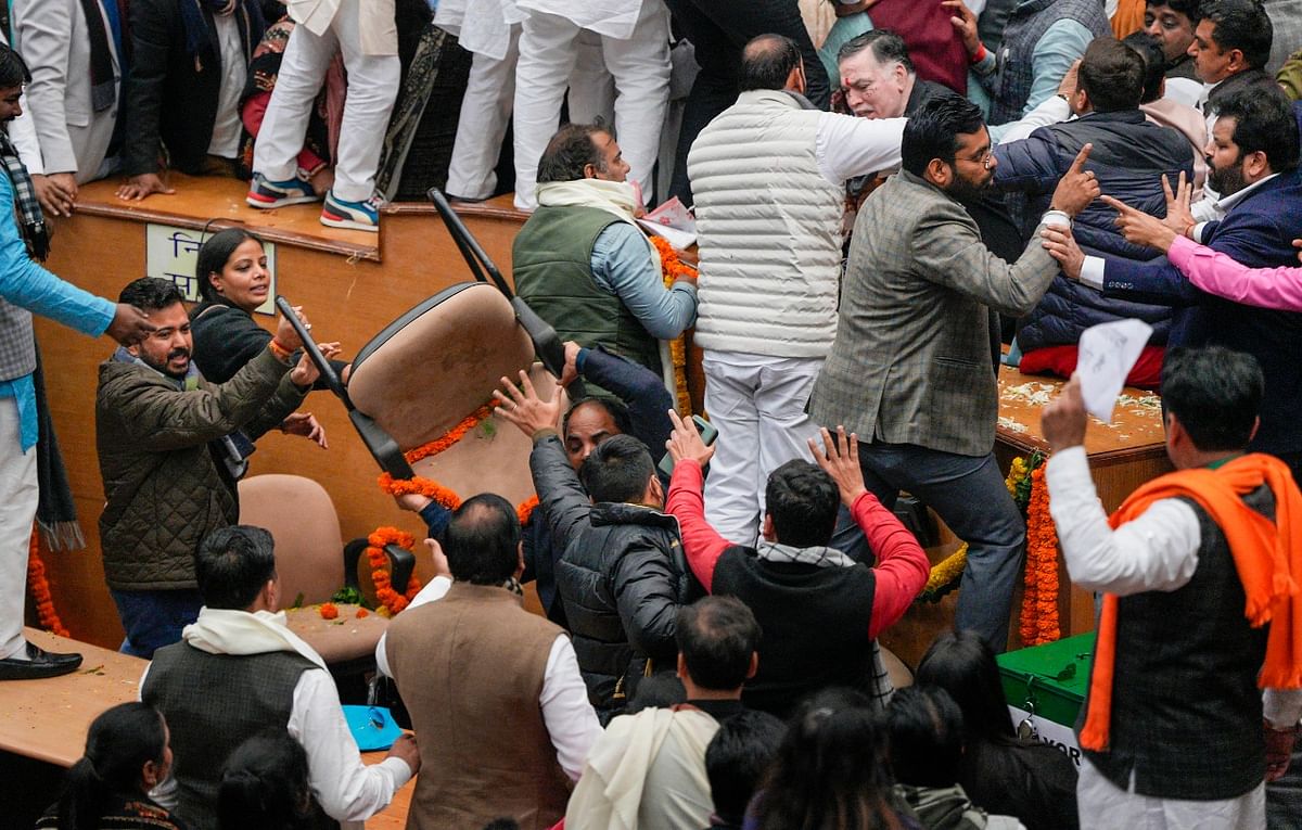 MCD में झड़प, जब BJP मेयर चुनाव जीत ही नहीं सकती तो सदन में हंगामा क्यों?