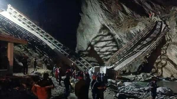 Chamba-होली मार्ग पर वैली ब्रिज टूटने से 2 भारी वाहन नाले में गिरे,एक की मौत