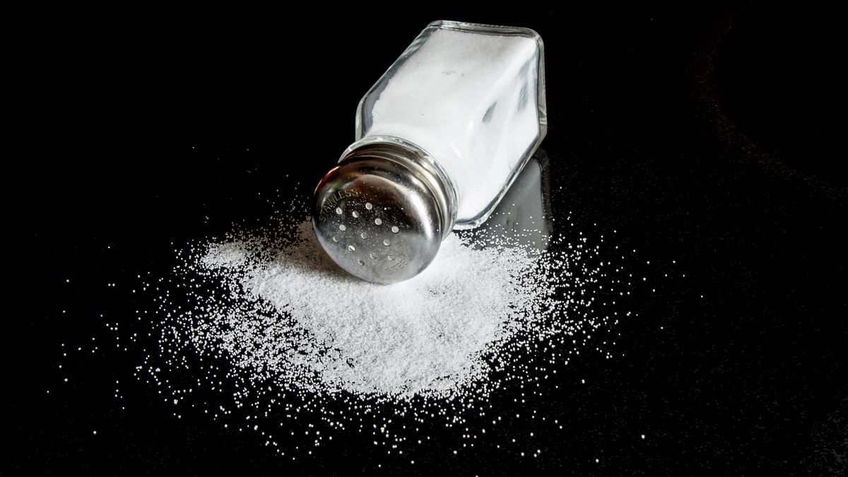 High Salt Intake Effects: ज्यादा नमक हो सकता है जानलेवा, कितना खाना फायदेमंद?