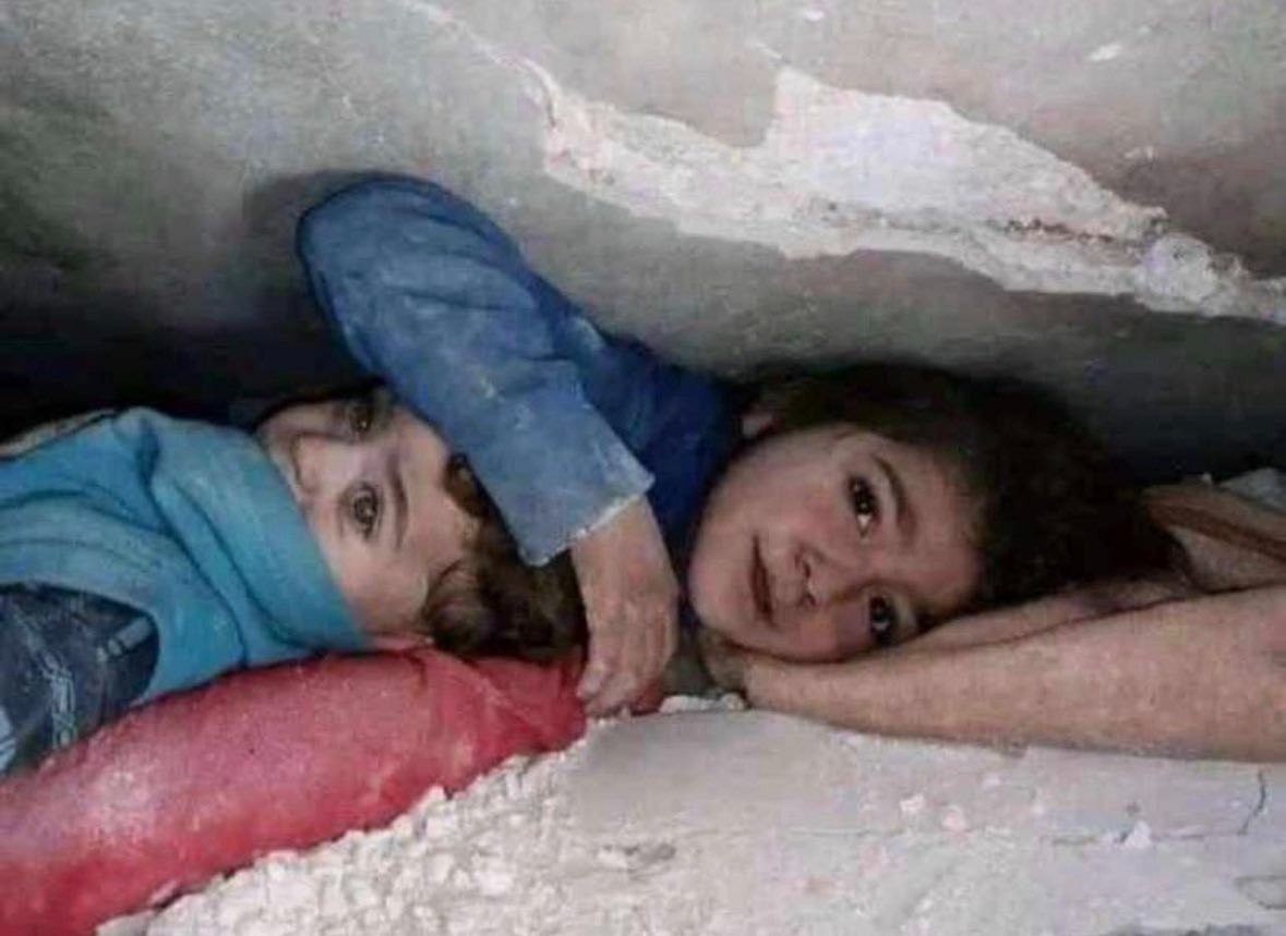 <div class="paragraphs"><p>Syria Earthqake|मलबे में दबी नन्हीं जान,भाई के सिर पर हाथ रख कहती है-बाहर निकालो</p></div>