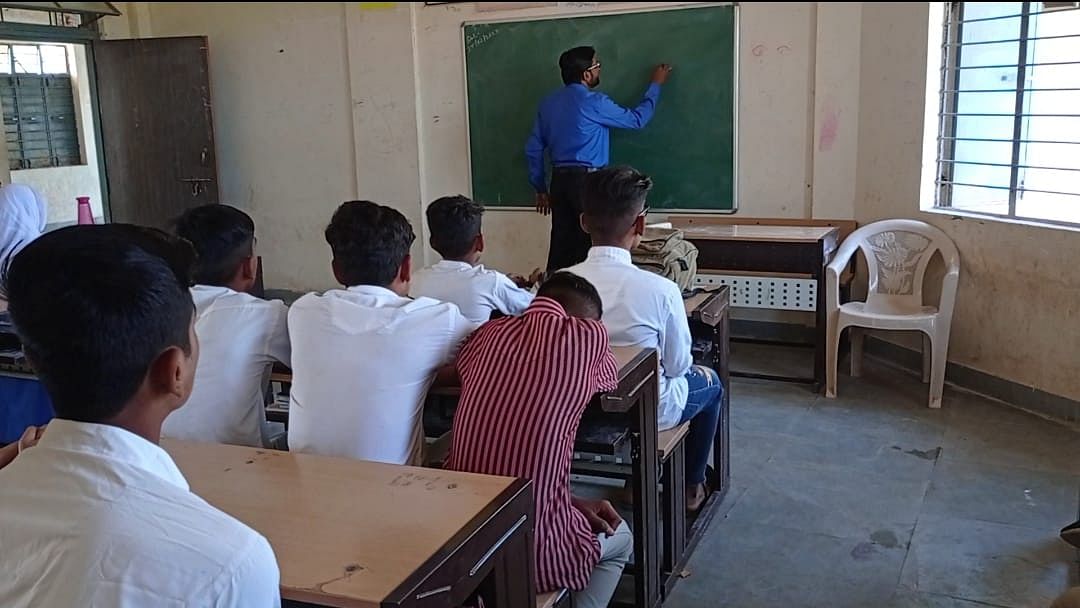 Madhya Pradesh के बुरहानपुर में 8 स्कूल ऐसे हैं जहां कोई स्थायी शिक्षक नियुक्त ही नहीं है.