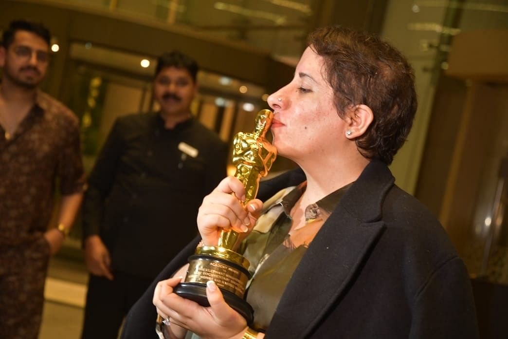 <div class="paragraphs"><p>Oscar Award के साथ भारत पहुंचीं गुनीत मौंगा,एयरपोर्ट पर जोरदार स्वागत | Photos</p></div>
