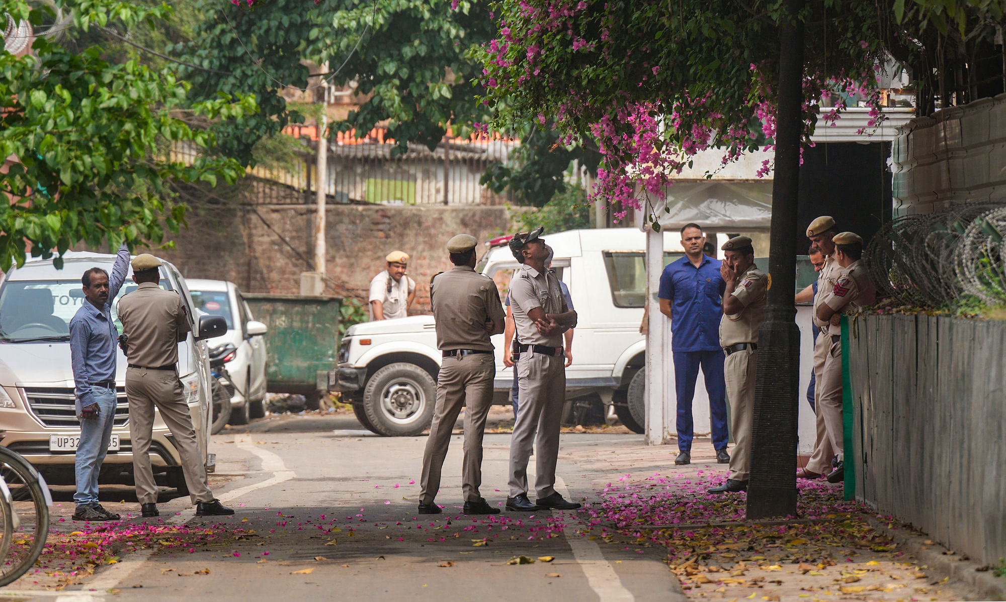 <div class="paragraphs"><p>Delhi Police at Rahul Gandhi's Residence</p></div>
