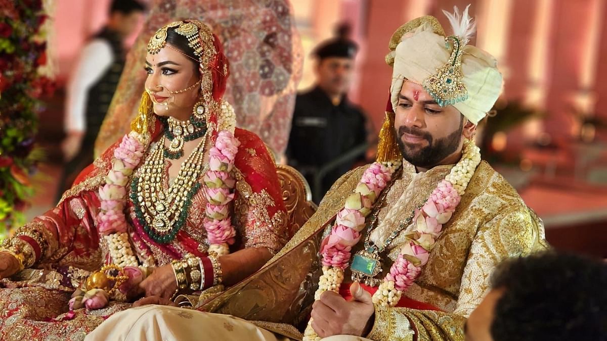 दिग्विजय चौटाला की शादी में पहुंचीं कई हस्तियां, नहीं आए चाचा और दादा - तस्वीरें