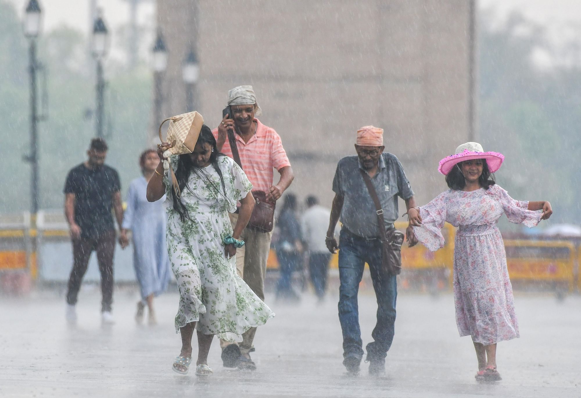 <div class="paragraphs"><p>नई दिल्ली: इंडिया गेट पर बारिश से खुद को बचाते हुए लोग (18 मार्च, 2023)</p></div>