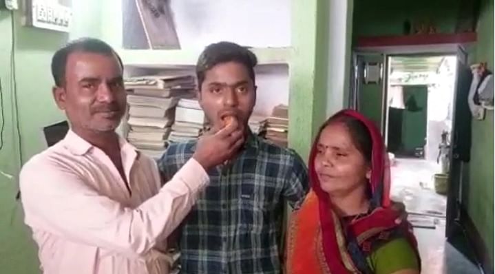 Bihar: बोर्ड परीक्षा के दूसरे टॉपर शुभम, पिता चलाते हैं ऑटो,गरीबी में गुजरा बचपन