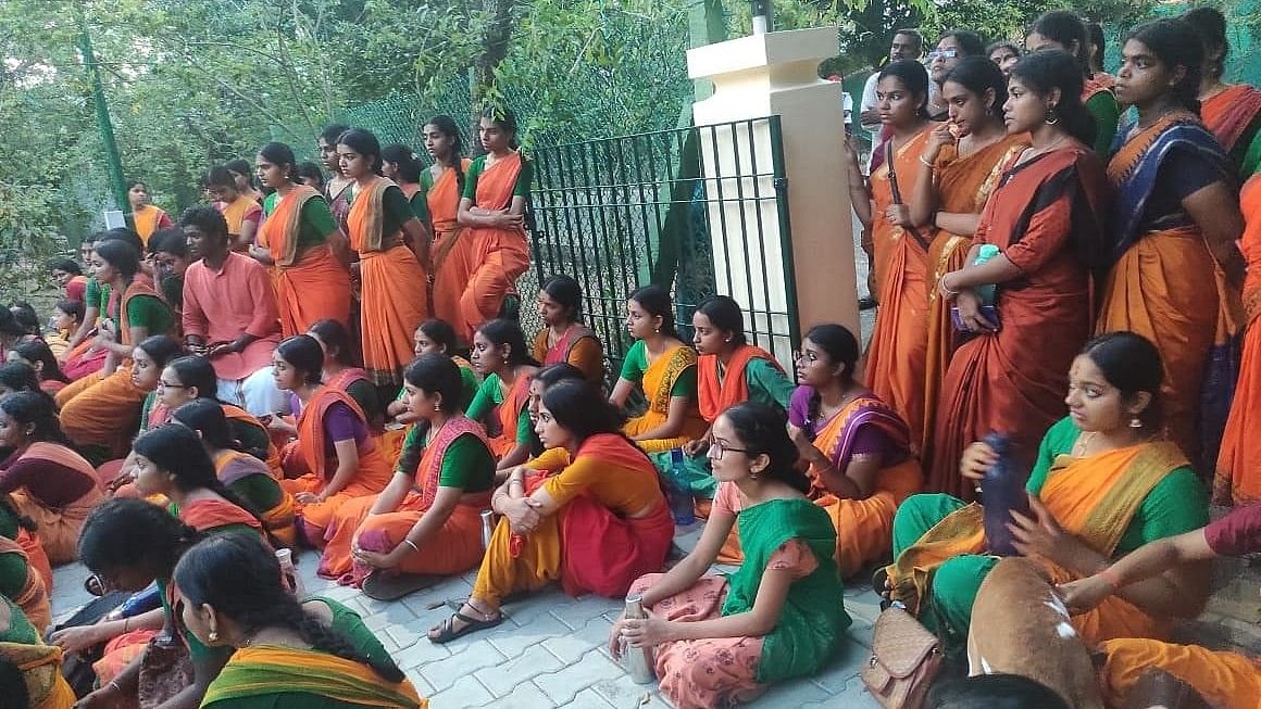 <div class="paragraphs"><p>यौन उत्पीड़न के खिलाफ Kalakshetra College में छात्राओं का विरोध</p></div>
