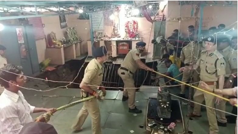 MP: इंदौर के बेलेश्वर मंदिर में कुएं की छत धंसी, हादसे में 14 की मौत की पुष्टि