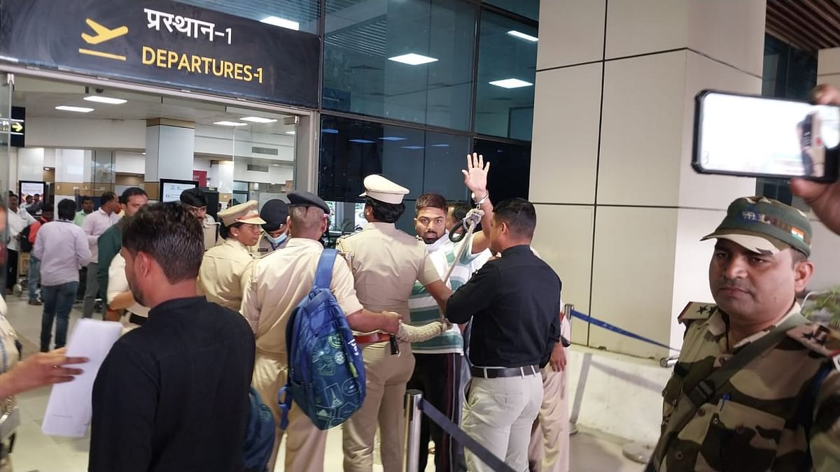 Manish Kashyap को पटना एयरपोर्ट से तमिलनाडु ले जा रही है पुलिस.