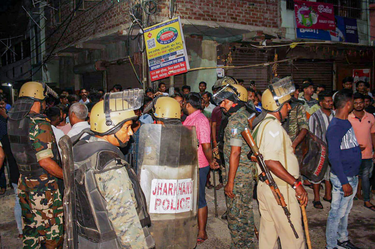 Jamshedpur Violence: जमशेदपुर में पथराव और आगजनी के बाद धारा-144 लागू है.