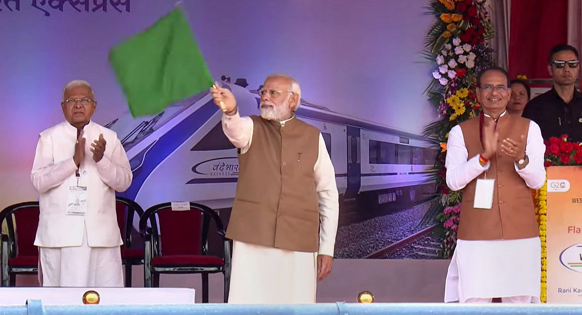 <div class="paragraphs"><p>Delhi-Bhopal Vande Bharat Exp को PM मोदी ने दिखाई हरी झंडी</p></div>