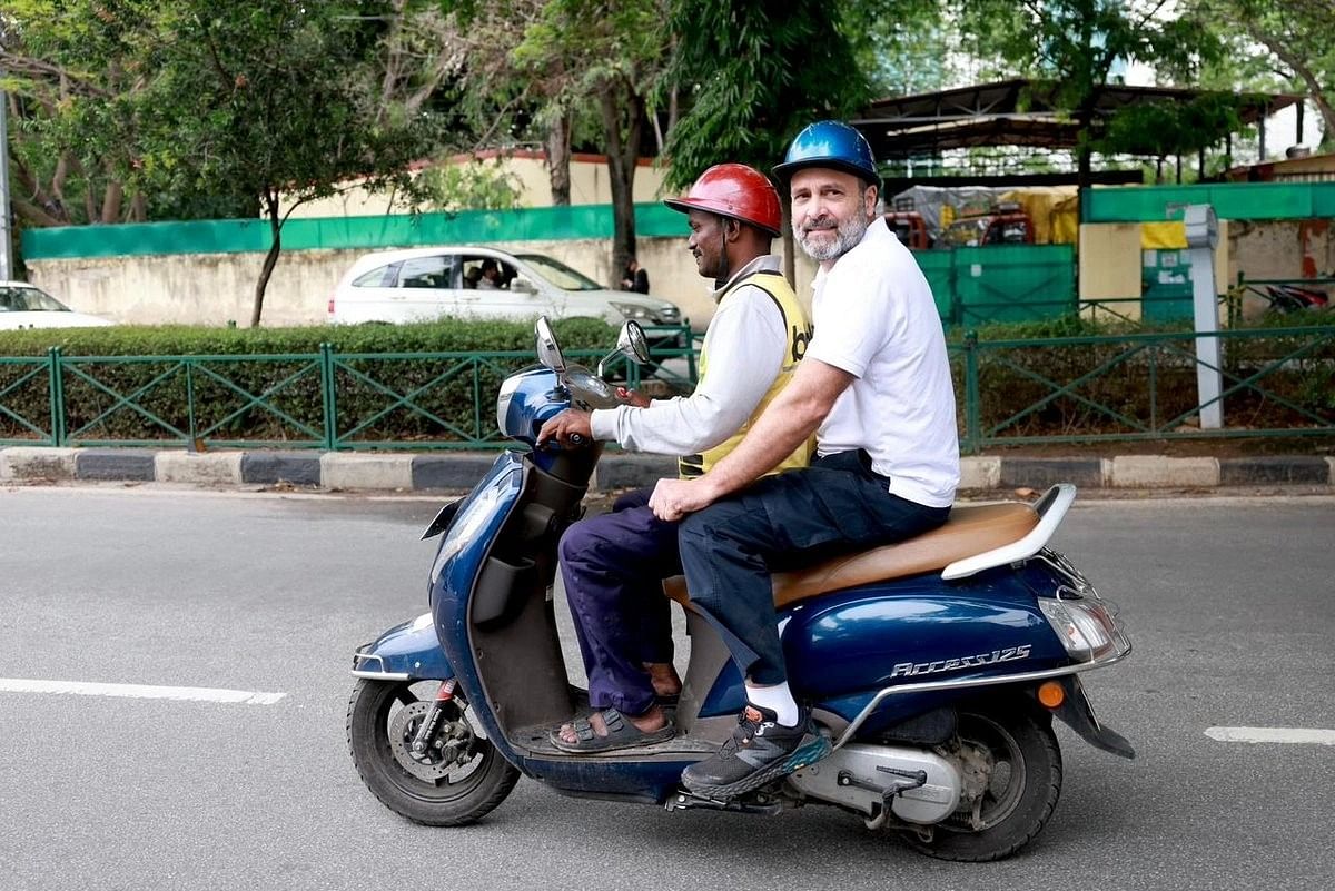 <div class="paragraphs"><p>कर्नाटक चुनाव में राहुल का अलग अंदाज, डिलीवरी बॉय के साथ बाइक पर निकले। Photos </p></div>