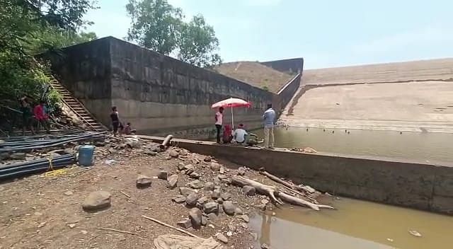 Chhattisgarh: फूड इंस्पेक्टर राजेश विश्वास ने फोन ढूंढने के लिए  4 दिनों तक लगातार 30 HP के पंप से पानी निकाला.
