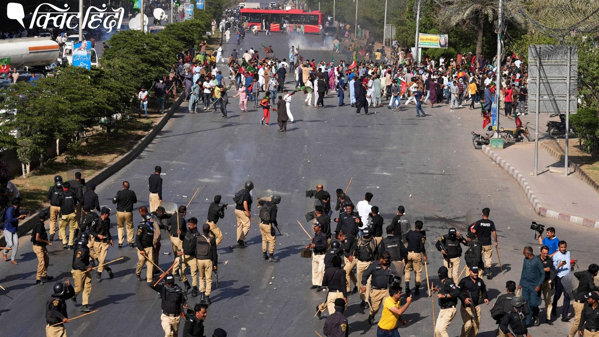 <div class="paragraphs"><p>इमरान खान की गिरफ्तारी के खिलाफ पाकिस्तान में प्रदर्शन</p></div>