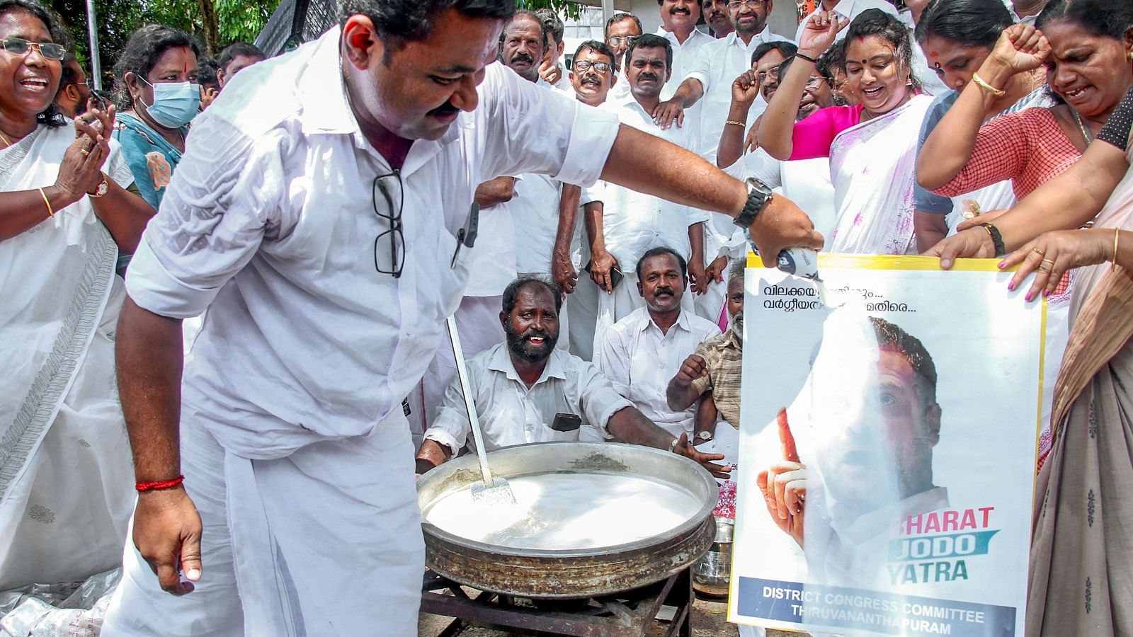 <div class="paragraphs"><p>राहुल गांधी के पोस्टर पर दूध चढ़ाते कांग्रेस&nbsp;कार्यकर्ता.</p></div>
