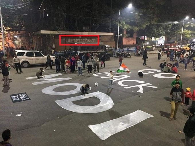 ये फोटो जनवरी 2020 की है और कोलकाता की है. तब देशभर में CAA के विरोध में प्रदर्शन किए जा रहे थे.