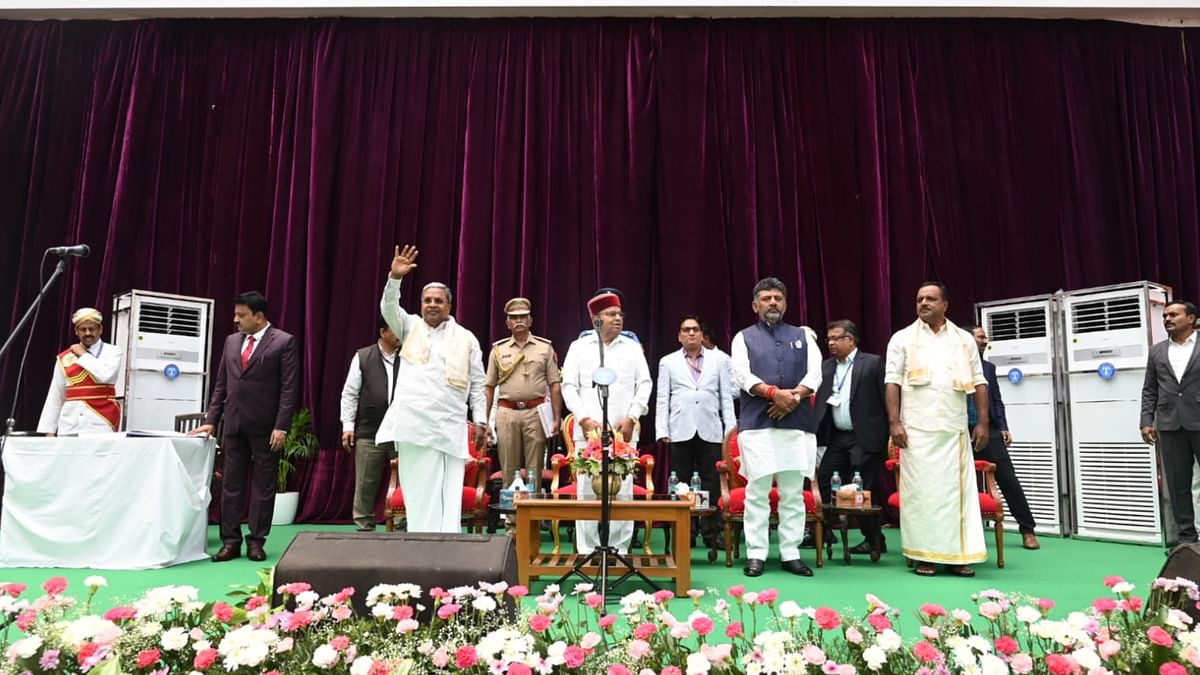Karnataka में कांग्रेस के कुछ विधायकों को मंत्री न बनाए जाने पर उनके समर्थकों ने विरोध प्रदर्शन भी किया.