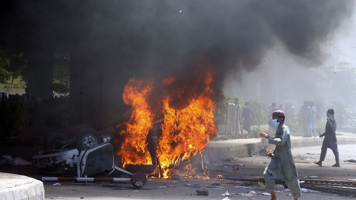 धधकती आग, राख होती गाड़ियां... शहर-दर-शहर 'जलता पाकिस्तान'| 10 Photos