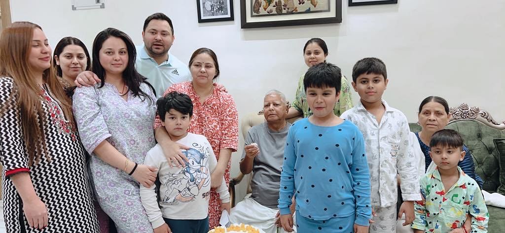 Lalu Yadav 76th Birthday: परिवार संग लालु यादव ने यूं मनाया जन्मदिन| Photos